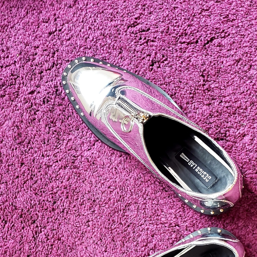 DESIGN LB SILVER SHOES IN SIZE 8